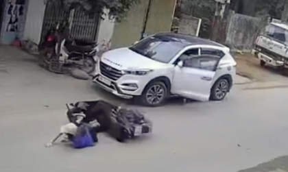 Clip TNGT: Thêm một vụ tai nạn do bất cẩn khi mở cửa xe